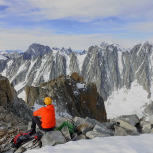 Gipfelrast auf der Aiguille Argentière mit Bergführer. Im Hintergrund die Grandes Joreasses.