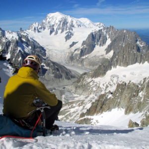 Bergführer mit Blick zum Mont Blanc. Auf der Courtes Traverse.