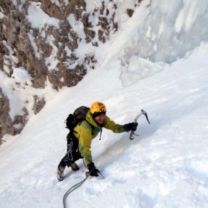 Eiskletterer mit Bergführer im Couloir Mystica in den Dolomiten