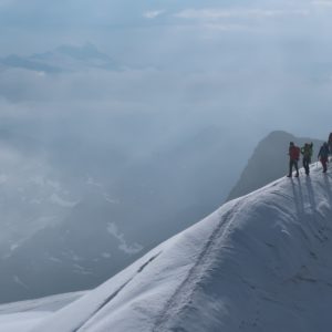 Hier eine Gruppe mit Bergführer am Großvenediger.