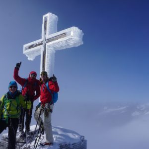 Gipfelkreuz des Gorßvenedigers. Gruppe mit Bergführer.