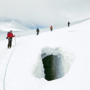 Mit Bergführer über beeindruckende Gletscherlandschaften am Abstieg vom Großvenediger