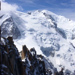 Der berühmte cosmique Grat, im Hintergrund der Normalweg auf den Mont Blanc.