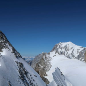 Am Rochefort Grat mit Bergführer. Im Hintergrund der Mont Blanc.