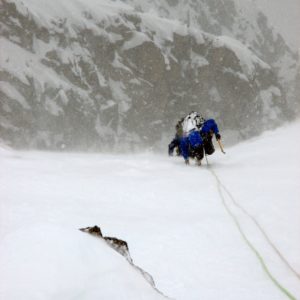 Mallory Porter an der Aiguille du Midi Nordwand. Im Sturm gesichert vom Bergführer.