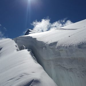 Abstieg am Ortler Normalweg. Gletscherspalten ohne Ende.
