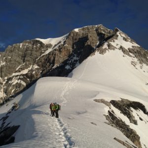 Der Ortler Hintergrat mit Bergsteigern und Bergführer.