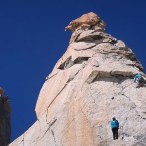 Bergführer mit Kunde beim Klettern im Mont BLanc Massiv