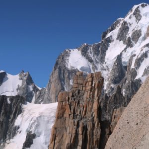 Aussicht beim Klettern am Mont Blanc. Im Hintergrund der Peuterey Grat.