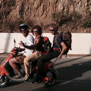 Scooterfahrende Kletterer auf Kalymnos