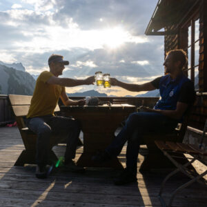 Armin Fuchs und Peter Manhartsberger beim Bier am Hallerangerhaus