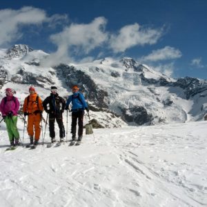 Freeride Gruppe mit Bergführer in Tirol, Österreich.
