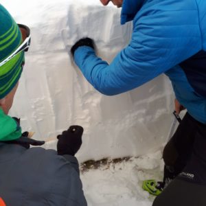 Schneeprofil am LAwinenkurs mit Bergführer