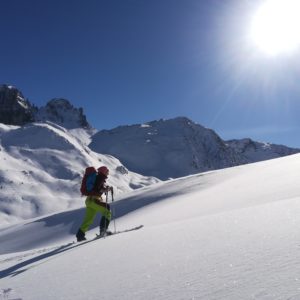 Anlegen einer Skitourenspur beim Skitourenkurs