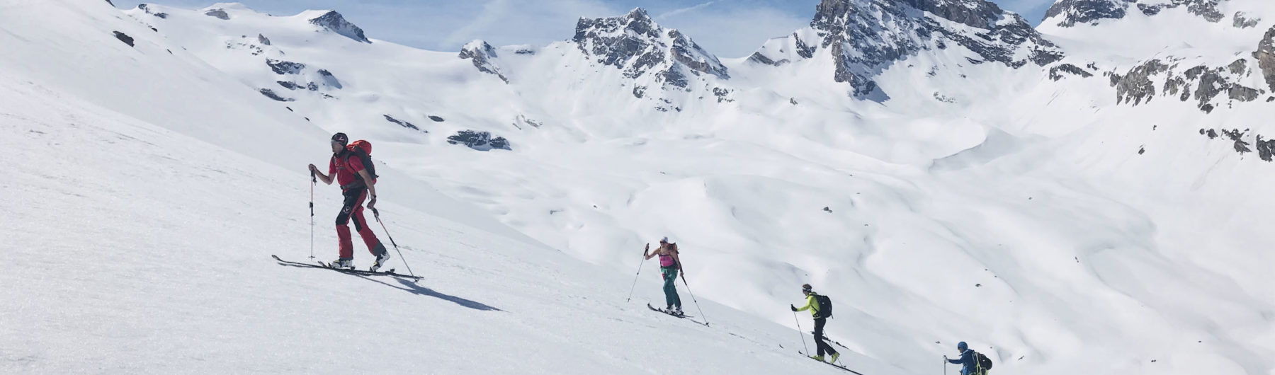 Weite Hänge über dem Rifugio Benevolo während der Gran Paradiso Skidurchquerung mit Bergführer