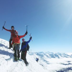 Skitour Grossglockner mit Bergfuehrer am Gipfelgrat des Glockners