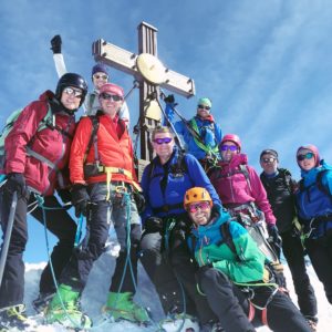 Skitour Grossglockner mit Bergfuehrer am Gipfelgrat des Glockners