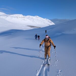 Aufstieg in frischer Spur bei Sonnenschein – Skitouren Island