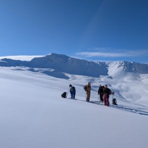 Skitourengruppe mit Blick über die Berge Nordislands