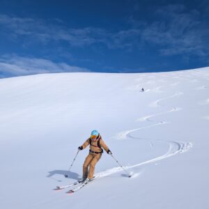 Pulverschwünge bei Bluebird-Wetter – Skitouren Island