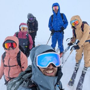 Gruppenselfie im Schneetreiben – Skitourenreise Island