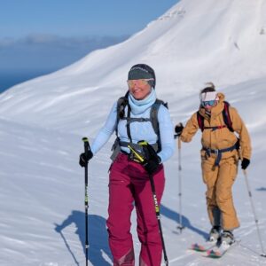 Zwei Skitourengeherinnen im Aufstieg – Skitouren Island