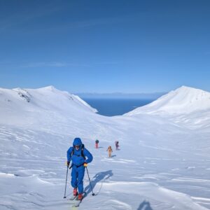 Aufstieg mit Blick aufs Meer – Skitouren Island