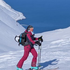 Skitourengeherin vor der Steilküste Nordislands