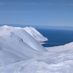 Verschneite Berge und Fjord in Nordisland