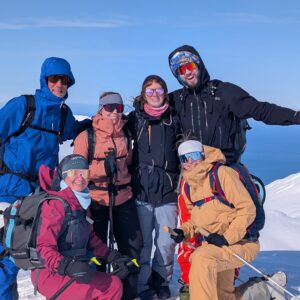 Gruppenfoto am Gipfel über dem Meer – Skitourenreise Island