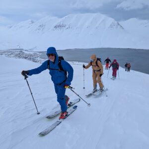 Aufstieg über dem Fjord – Skitouren Island