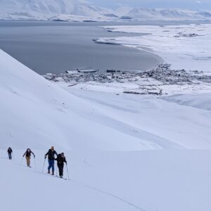 Aufstieg mit Blick auf den Fjord – Skitouren Island