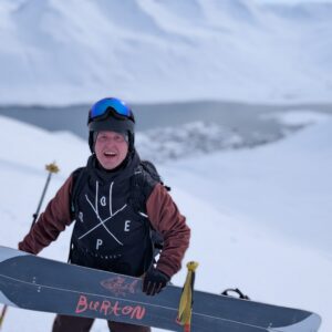 Splitboarder mit Fjord im Hintergrund – Skitouren Island