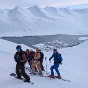 Gruppe mit Ski und Splitboard über dem Fjord