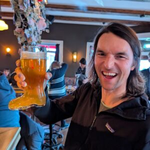 Prost mit dem Bierstiefel zum Abschluss der Islandreise