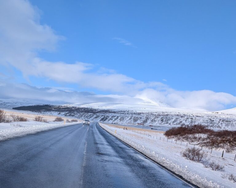 Verschneite Straße Richtung Norden – Skitourenreise Island