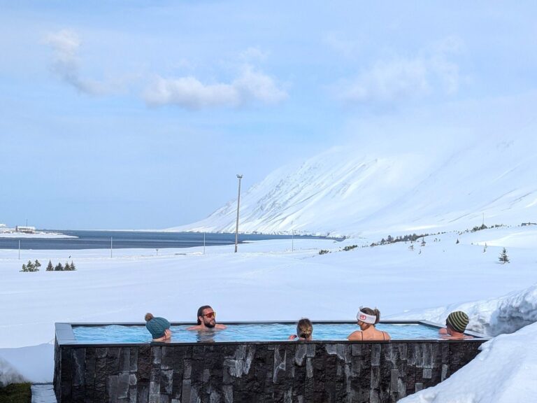 Hot Pot mit Blick auf den Fjord – Skitourenreise Island