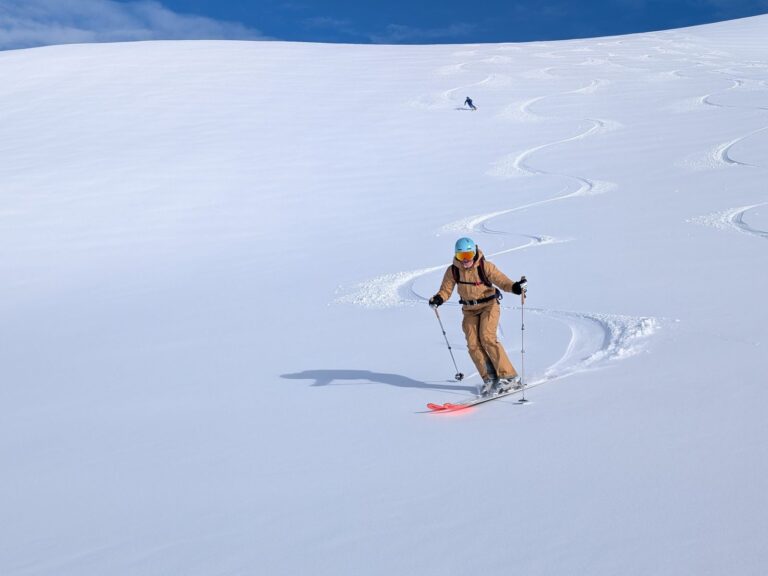 Abfahrt im Pulverschnee – Skitouren Island
