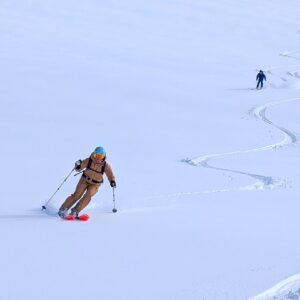 Pulverschwünge bei Bluebird-Wetter – Skitouren Island