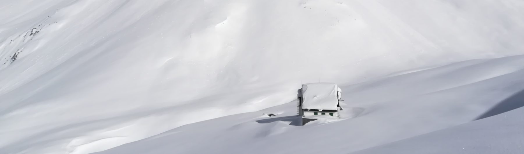 Die eingechneite Pfeishütte im Karwendel